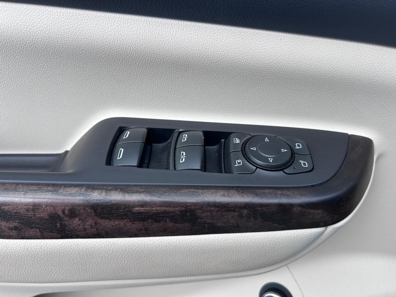 GMC Acadia Vehicle Full-screen Gallery Image 23