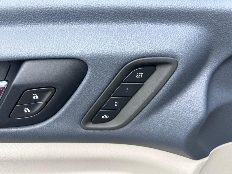 GMC Acadia Vehicle Full-screen Gallery Image 24