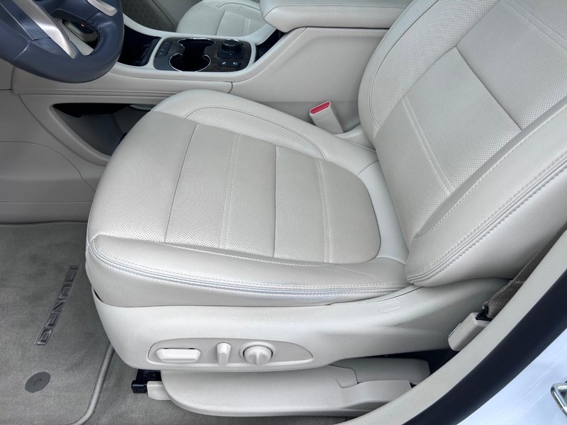 GMC Acadia Vehicle Full-screen Gallery Image 25