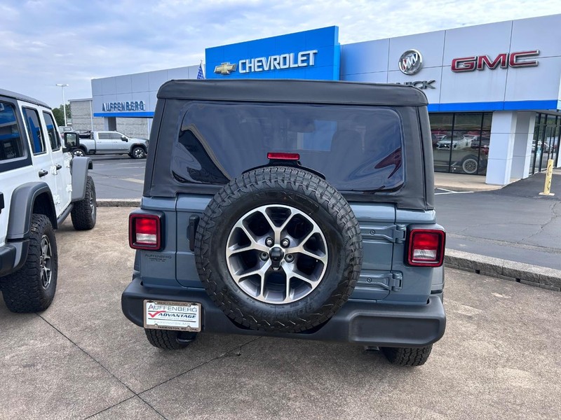 Jeep Wrangler Vehicle Full-screen Gallery Image 05