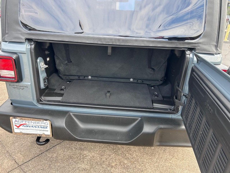 Jeep Wrangler Vehicle Full-screen Gallery Image 06