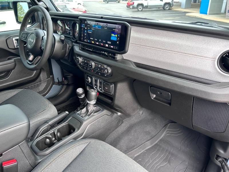 Jeep Wrangler Vehicle Full-screen Gallery Image 09