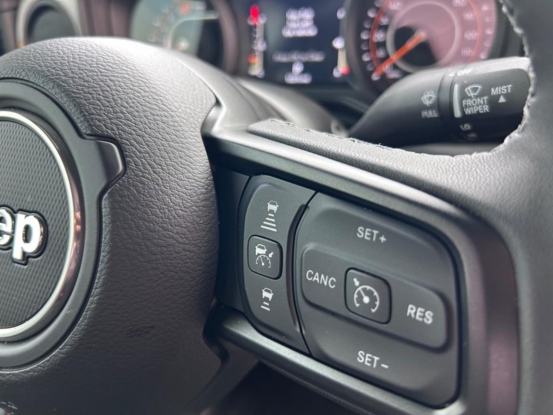 Jeep Wrangler Vehicle Full-screen Gallery Image 12