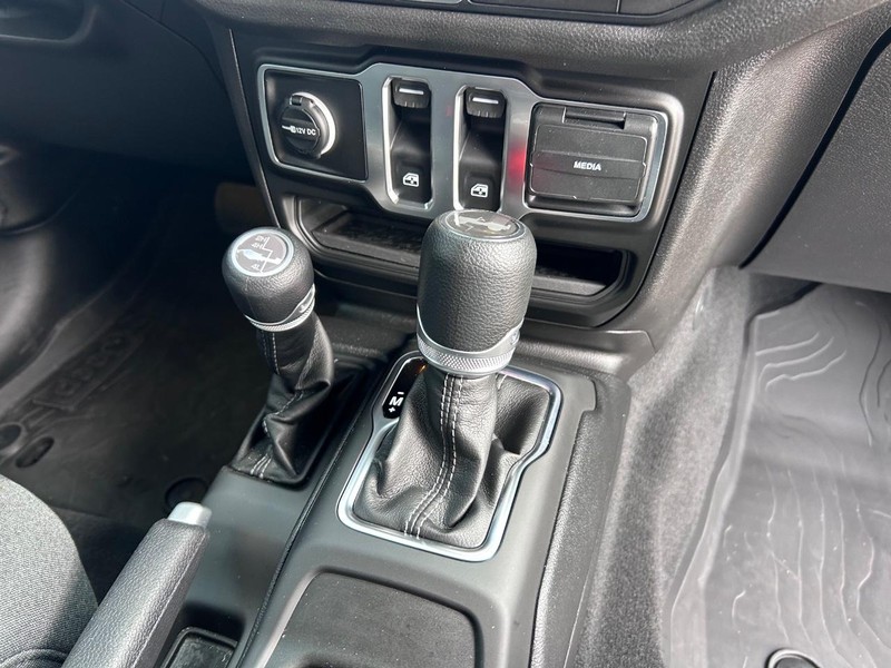 Jeep Wrangler Vehicle Full-screen Gallery Image 15