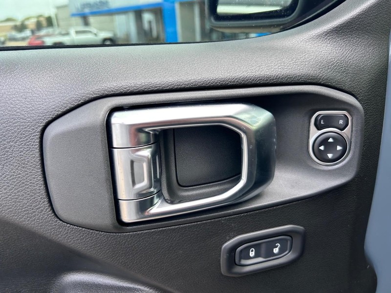 Jeep Wrangler Vehicle Full-screen Gallery Image 17