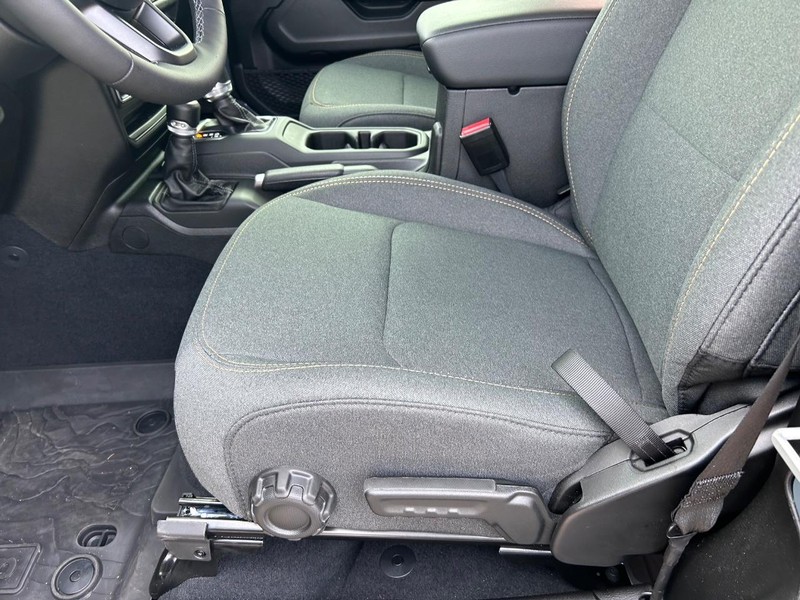 Jeep Wrangler Vehicle Full-screen Gallery Image 18