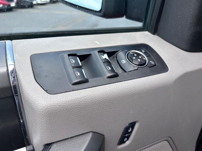 Ford F-150 Vehicle Full-screen Gallery Image 17