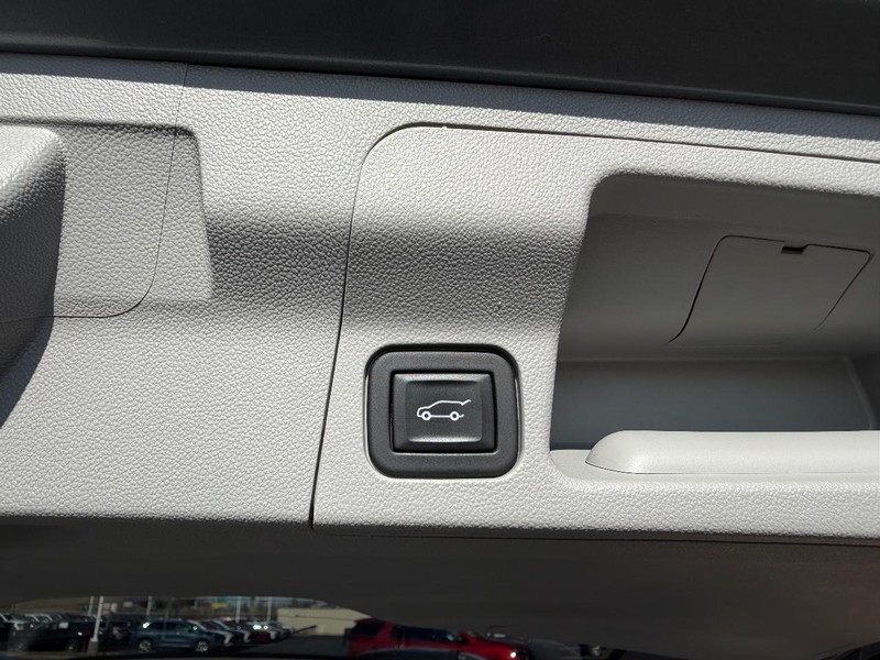 GMC Acadia Vehicle Full-screen Gallery Image 08