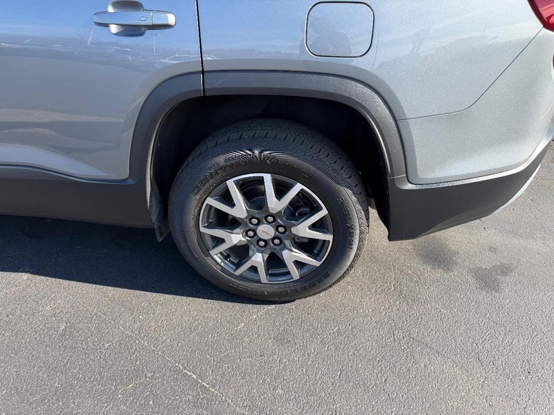 GMC Acadia Vehicle Full-screen Gallery Image 09