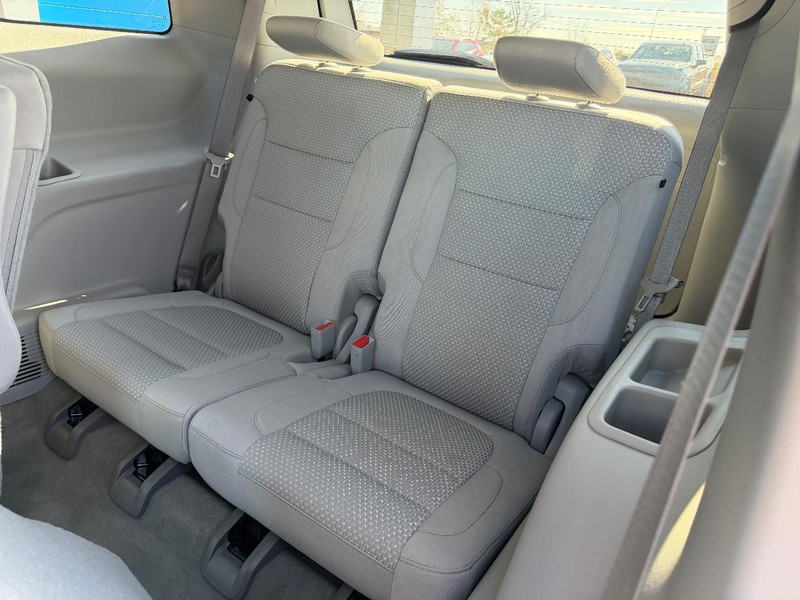 GMC Acadia Vehicle Full-screen Gallery Image 10