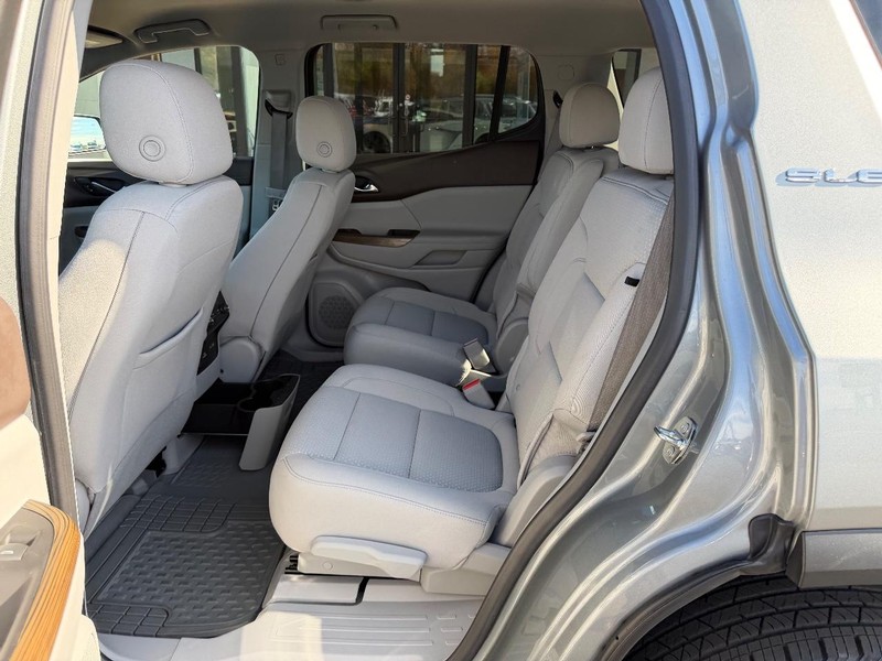 GMC Acadia Vehicle Full-screen Gallery Image 11
