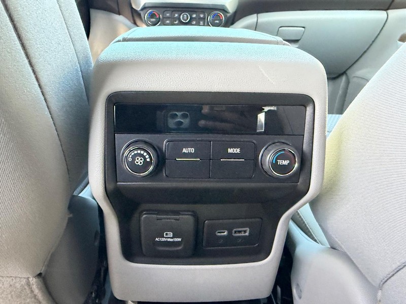 GMC Acadia Vehicle Full-screen Gallery Image 12