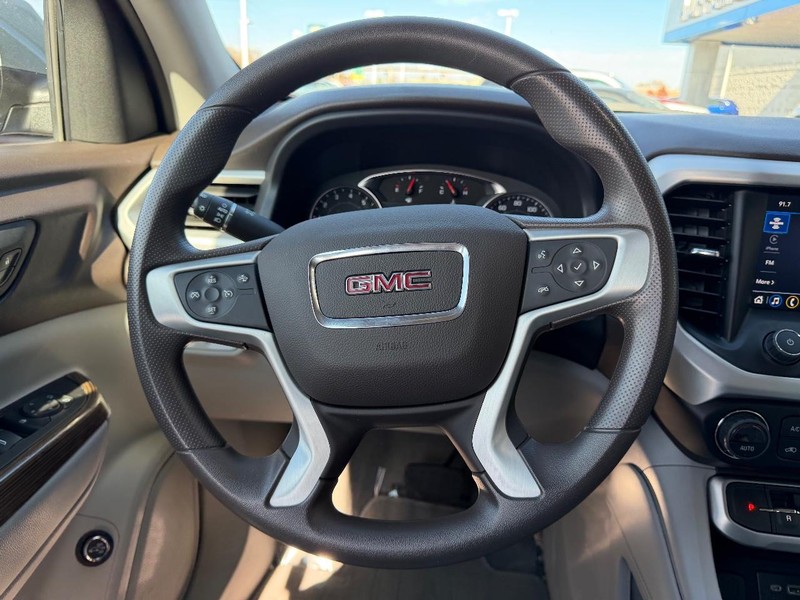 GMC Acadia Vehicle Full-screen Gallery Image 14
