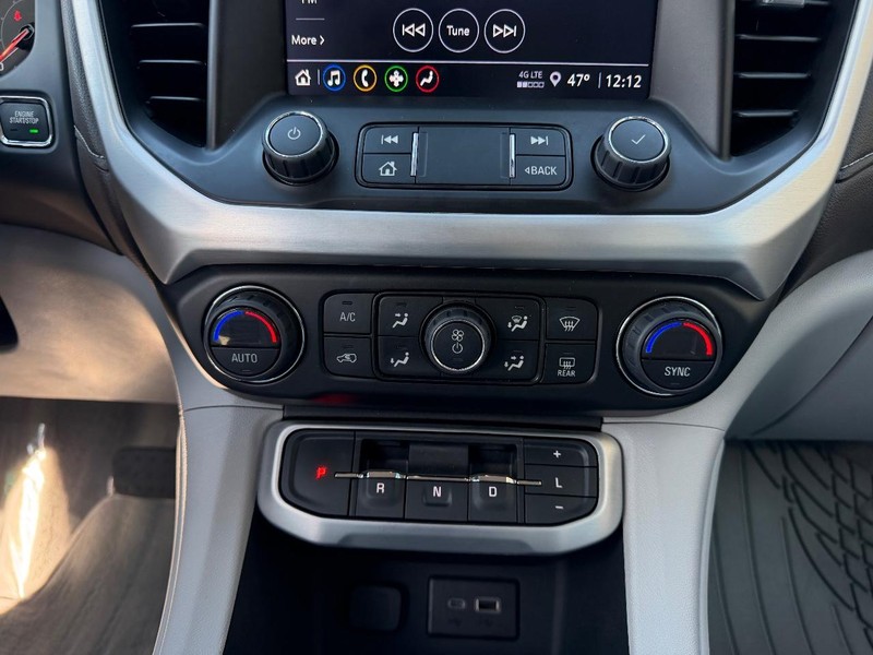 GMC Acadia Vehicle Full-screen Gallery Image 18