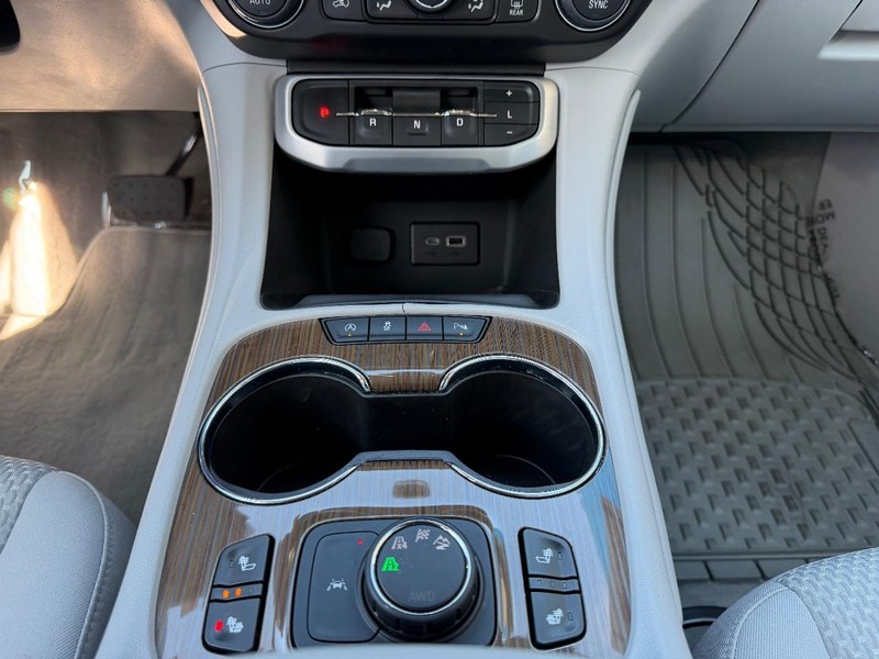 GMC Acadia Vehicle Full-screen Gallery Image 19