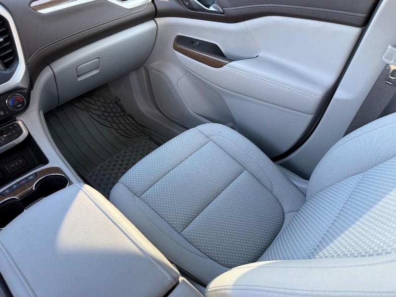 GMC Acadia Vehicle Full-screen Gallery Image 20