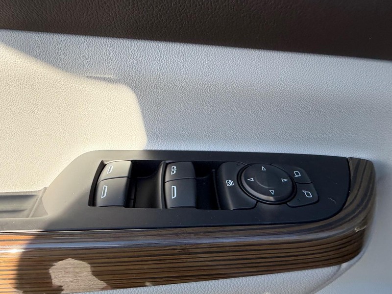 GMC Acadia Vehicle Full-screen Gallery Image 21