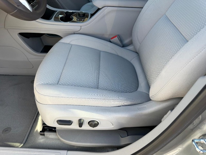 GMC Acadia Vehicle Full-screen Gallery Image 22