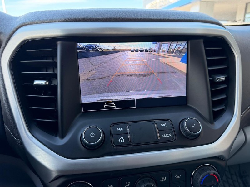 GMC Acadia Vehicle Full-screen Gallery Image 24