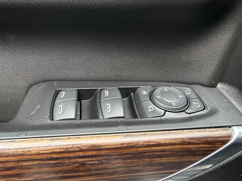 Chevrolet Silverado 1500 Vehicle Full-screen Gallery Image 18