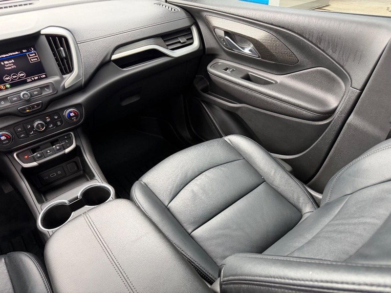 GMC Terrain Vehicle Full-screen Gallery Image 17