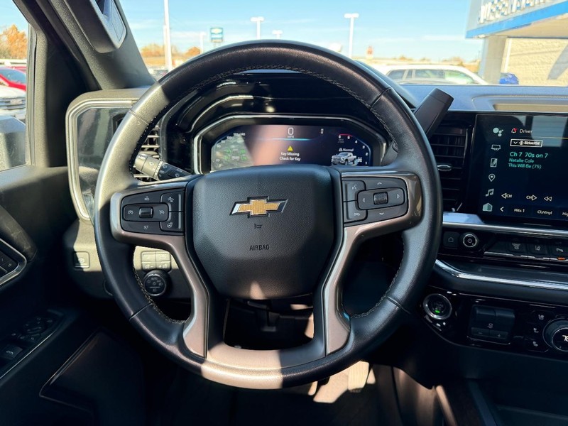 Chevrolet Silverado 3500HD Vehicle Full-screen Gallery Image 12