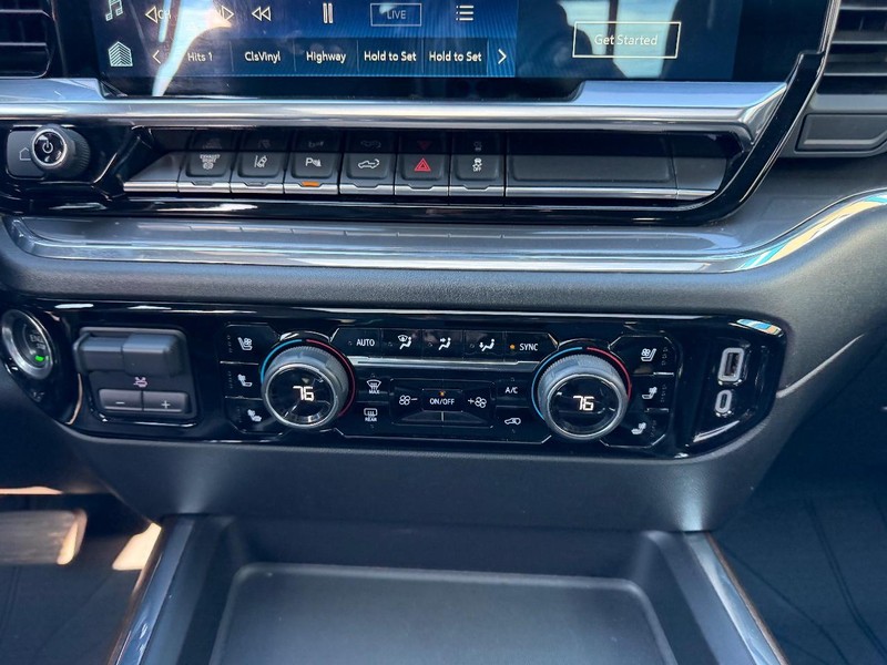 Chevrolet Silverado 3500HD Vehicle Full-screen Gallery Image 16