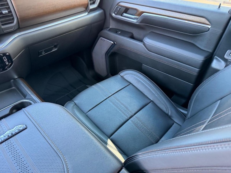 Chevrolet Silverado 3500HD Vehicle Full-screen Gallery Image 17