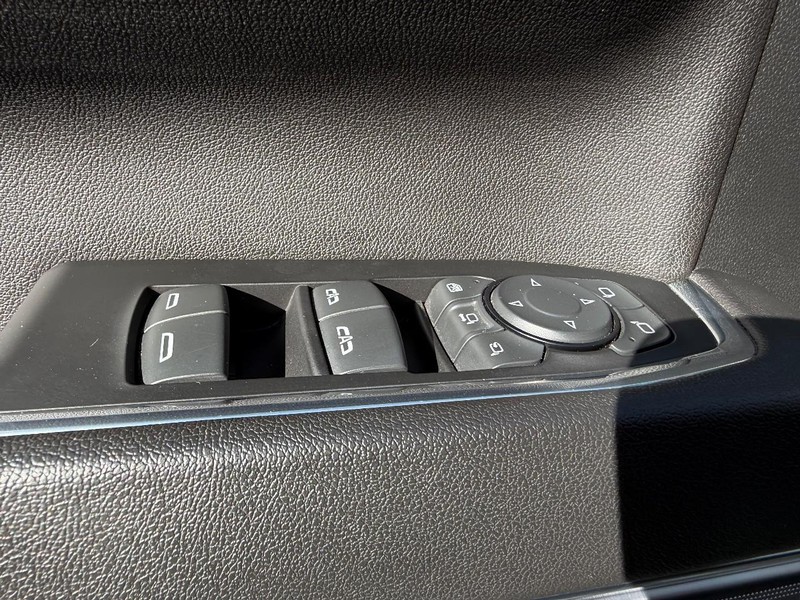 Chevrolet Silverado 3500HD Vehicle Full-screen Gallery Image 18