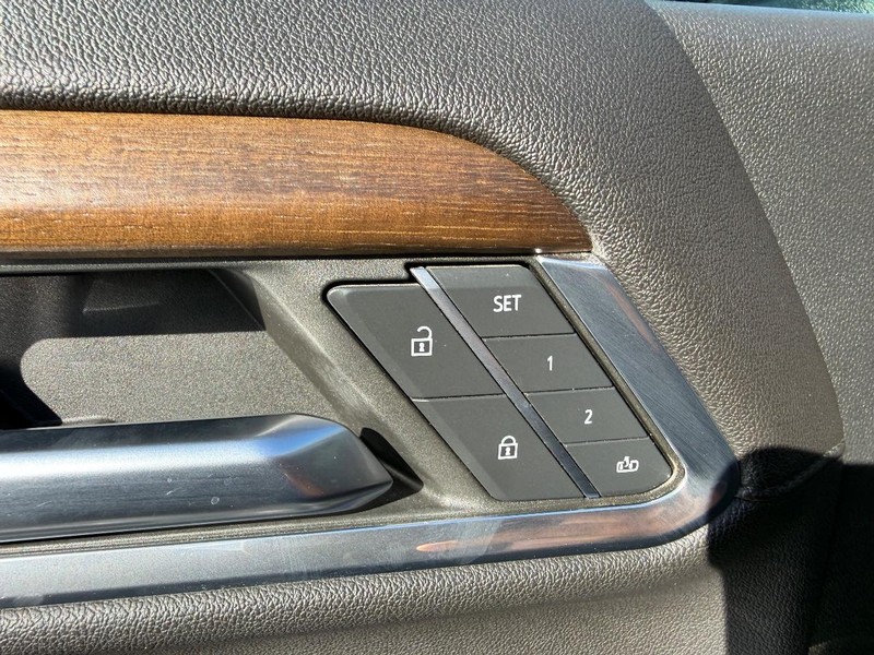 Chevrolet Silverado 3500HD Vehicle Full-screen Gallery Image 19