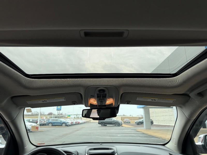 Chevrolet Equinox Vehicle Full-screen Gallery Image 11