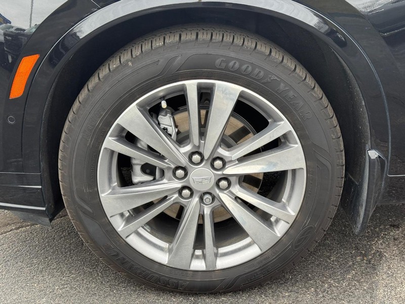 Cadillac XT6 Vehicle Full-screen Gallery Image 09