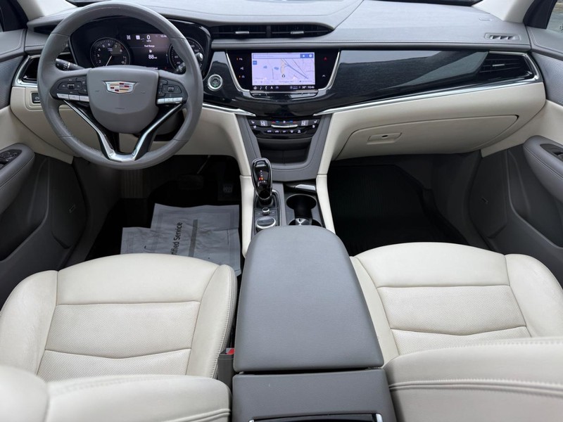 Cadillac XT6 Vehicle Full-screen Gallery Image 14