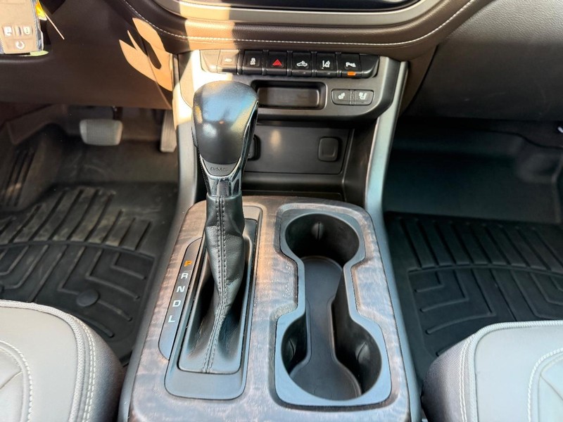 GMC Canyon Vehicle Full-screen Gallery Image 16