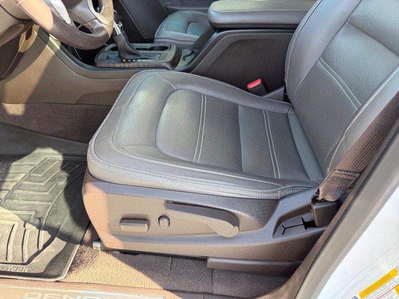 GMC Canyon Vehicle Full-screen Gallery Image 19