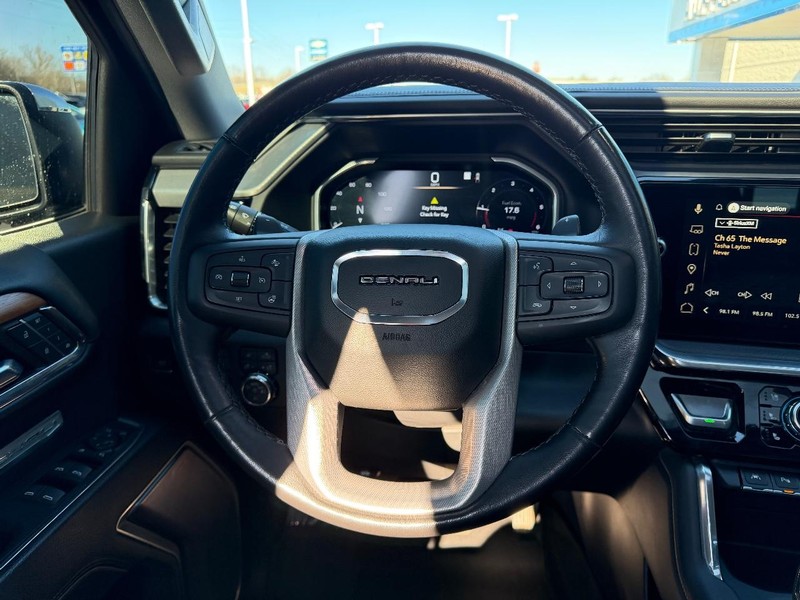 GMC Sierra 1500 Vehicle Full-screen Gallery Image 12