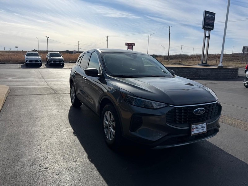 Ford Escape Vehicle Full-screen Gallery Image 04