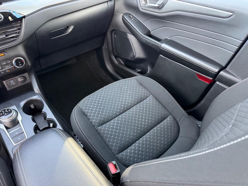 Ford Escape Vehicle Full-screen Gallery Image 18