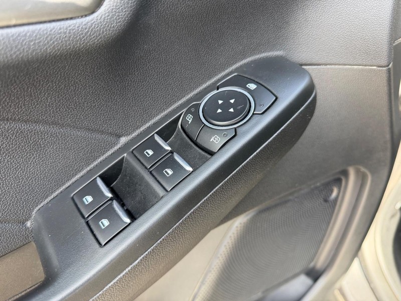 Ford Escape Vehicle Full-screen Gallery Image 19