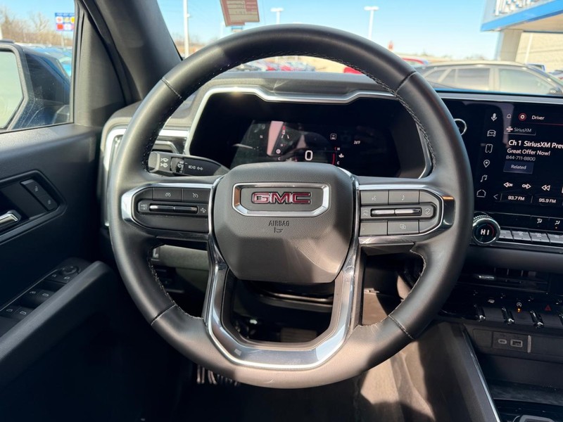 GMC Canyon Vehicle Full-screen Gallery Image 11