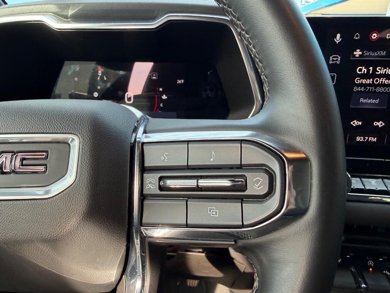 GMC Canyon Vehicle Full-screen Gallery Image 13