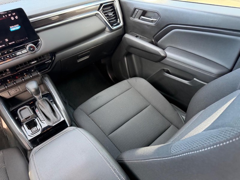 GMC Canyon Vehicle Full-screen Gallery Image 17