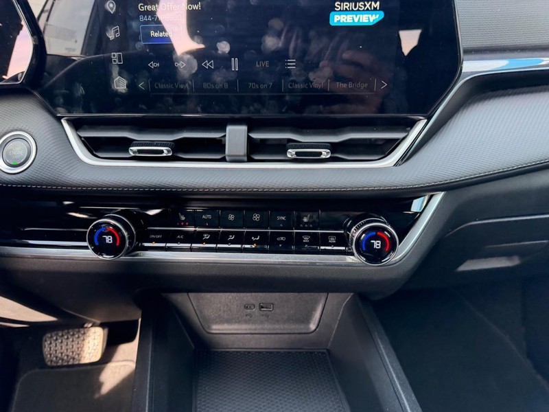 Chevrolet Equinox Vehicle Full-screen Gallery Image 17