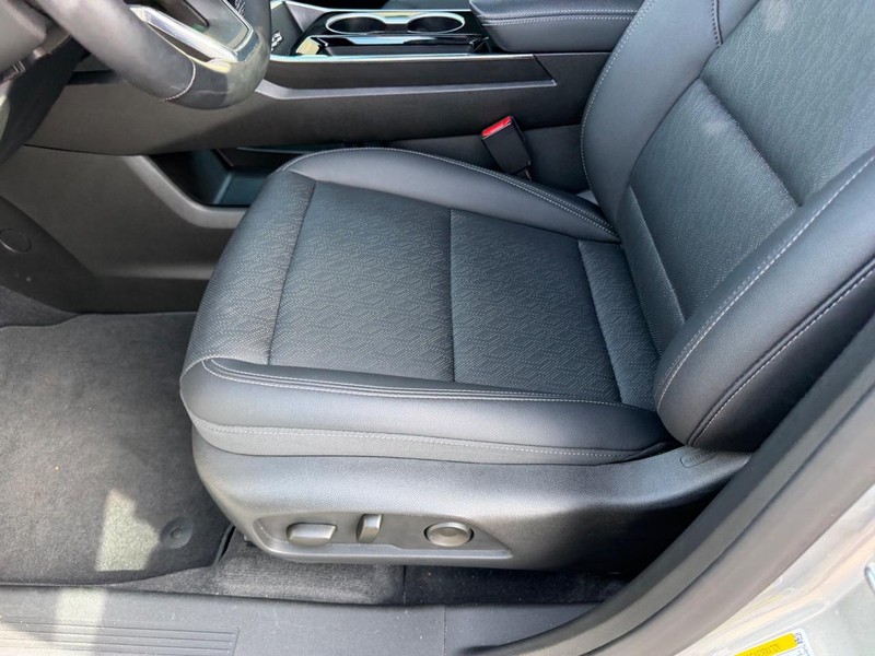 Chevrolet Equinox Vehicle Full-screen Gallery Image 20