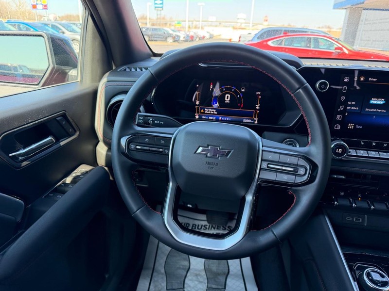 Chevrolet Colorado Vehicle Full-screen Gallery Image 11