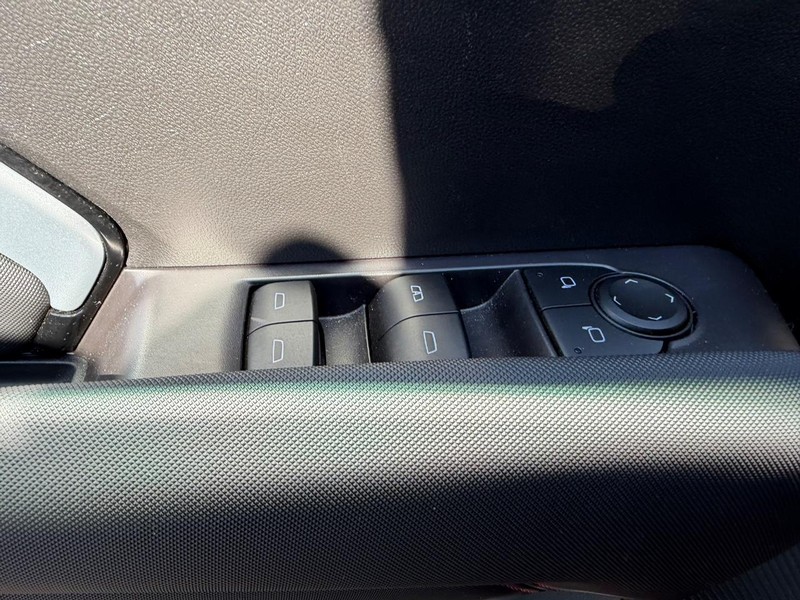 Chevrolet Colorado Vehicle Full-screen Gallery Image 18