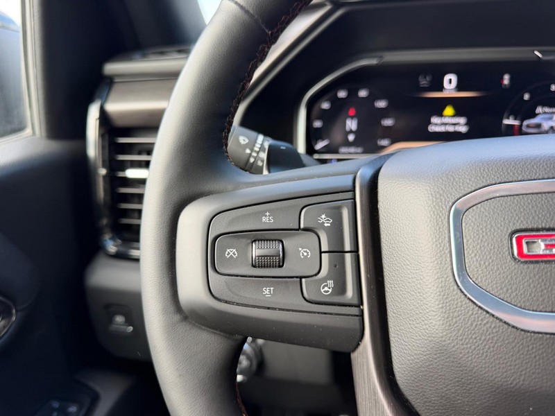 GMC Sierra 1500 Vehicle Full-screen Gallery Image 12