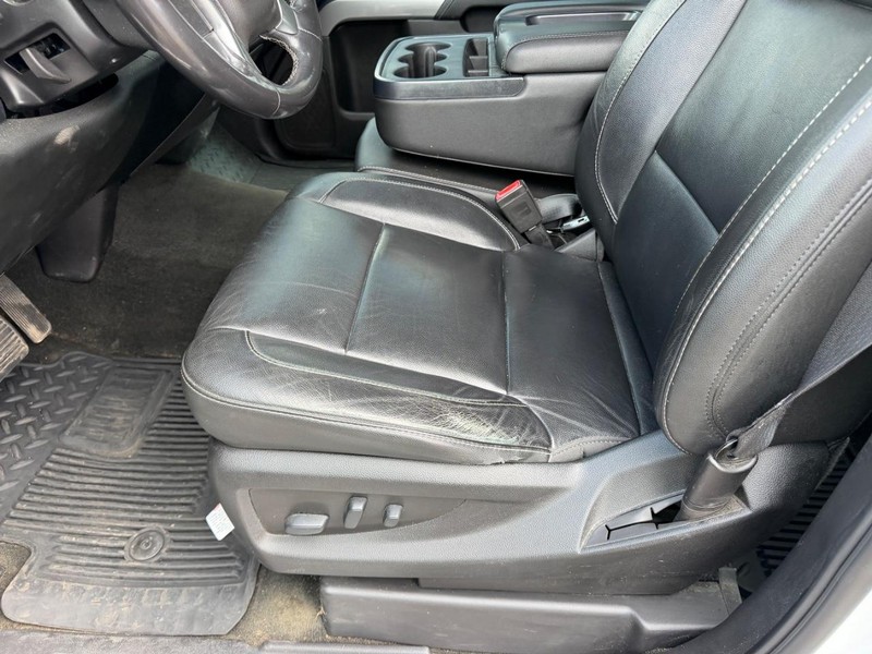 Chevrolet Silverado 1500 Vehicle Full-screen Gallery Image 18