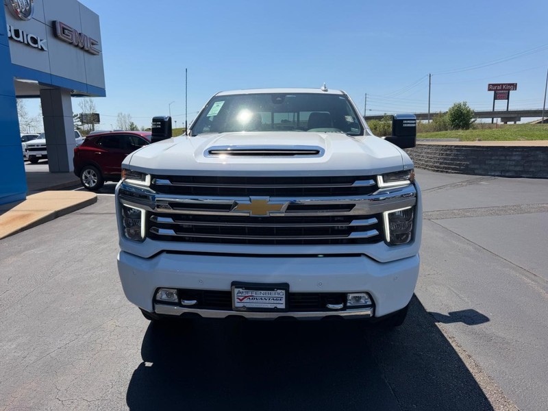 Chevrolet Silverado 2500HD Vehicle Full-screen Gallery Image 03