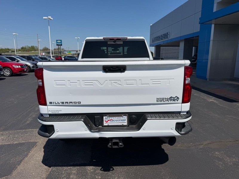 Chevrolet Silverado 2500HD Vehicle Full-screen Gallery Image 06